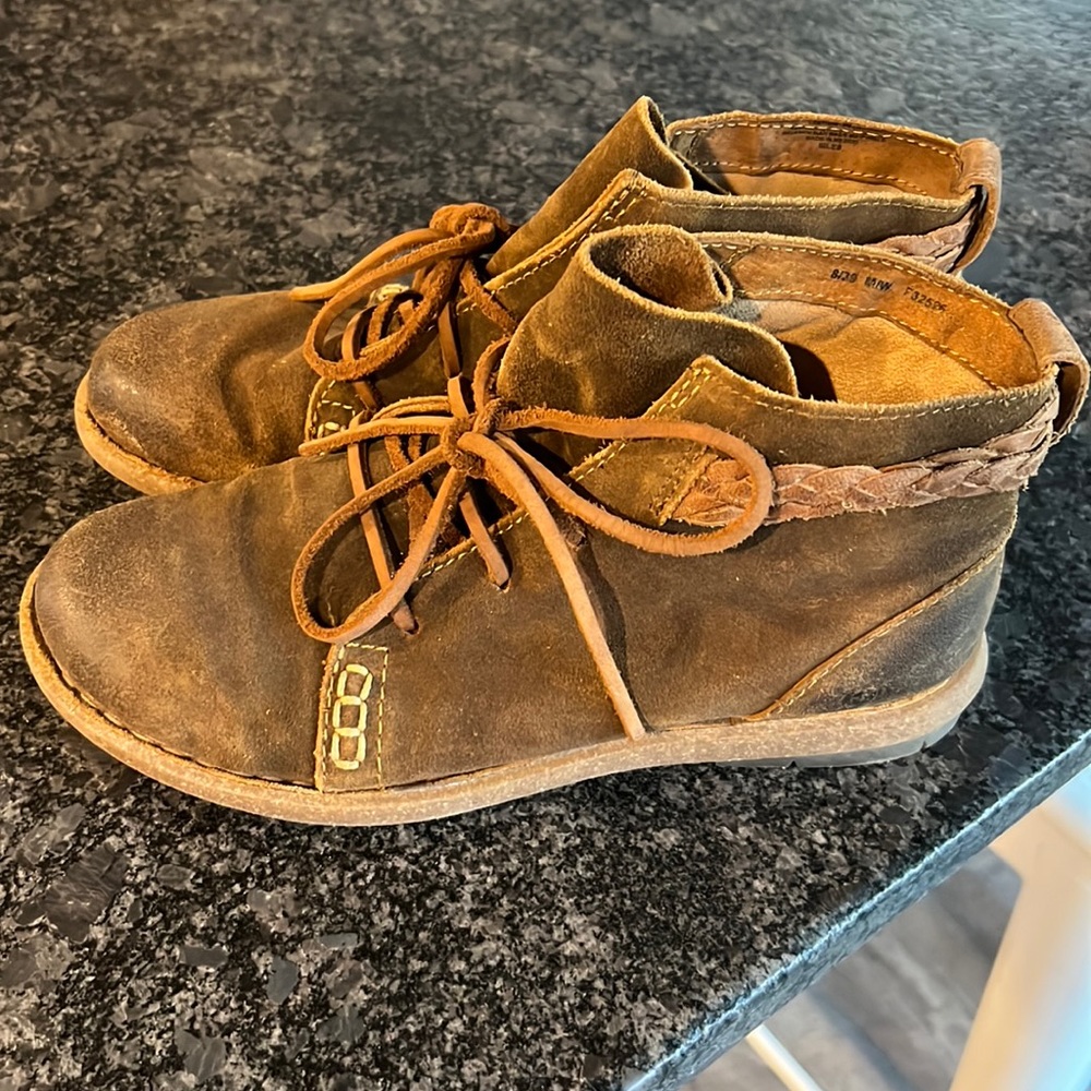 Born Womens leather lace up boots